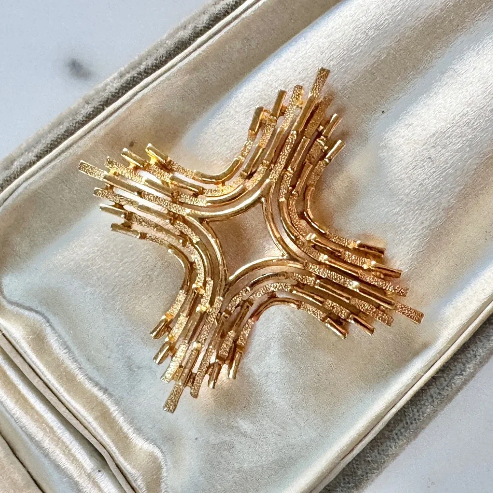 Crown Trifari Gold Tone Abstract Starburst Brooch‎ Pin Textured Maltese Cross